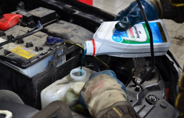 Доливаем антифриз в расширительный бачок