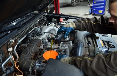 Долив моторного масла до необходимого уровня