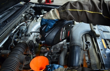 Заливаем оригинальное моторное масло Мицубиси