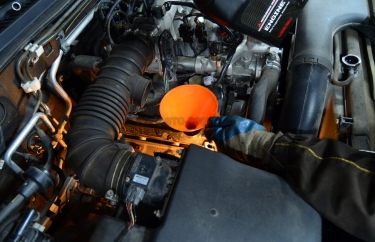 Заливаем оригинальное моторное масло Мицубиси