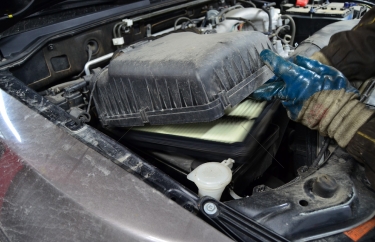 Замена воздушного фильтра Мицубиши Паджеро 4