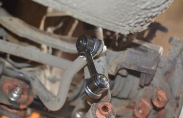 Замена стойки стабилизатора Мицубиси Аутлендер