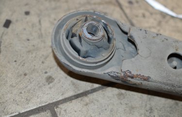 Треснувший сайлентблок переднего рычага Митсубиси Аутлендер