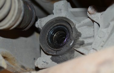 Протекающий сальник привода заднего дифференциала Мицубиси Аутлендер XL