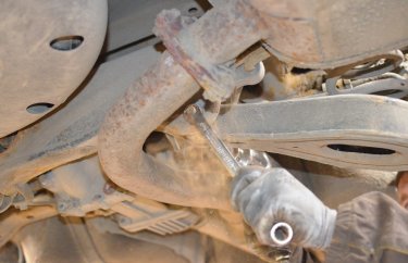 Демонтаж заднего правого рычага