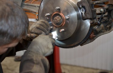 Разводим колодки ручного тормоза Мицубиси Аутлендер