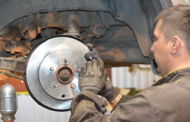 Установка задних тормозных колодок Мицубиси Аутлендер XL