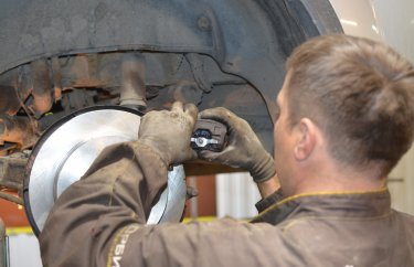 Установка задних тормозных колодок Мицубиси Аутлендер XL