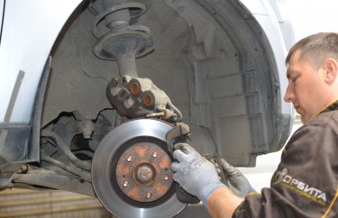 Демонтаж передних дисков и колодок Мицубиси Аутлендер