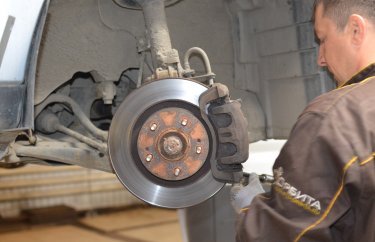 Демонтаж передних дисков и колодок Мицубиси Аутлендер