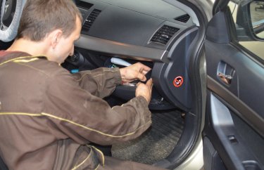 Замена салонного фильтра Мицубиси Лансер