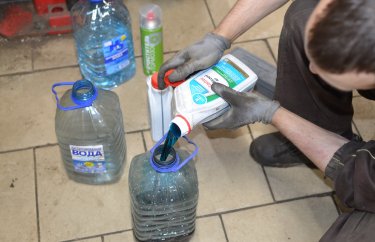 Смешиваем концентрат и дистиллированную воду Мицубиси Лансер