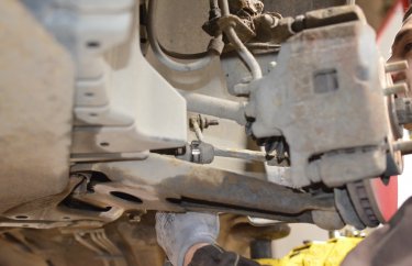 Замена стойки стабилизатора Мицубиси Лансер