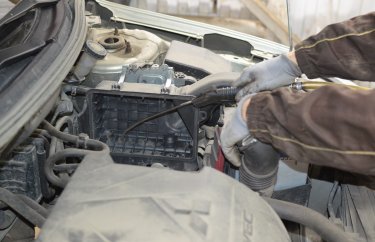 Замена воздушного фильтра Мицубиси Лансер 10