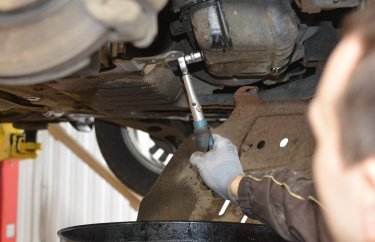 Используем динамометрический ключ при ТО Мицубиси Лансер