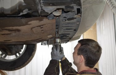 Снимаем защиту картера Мицубиси Лансер