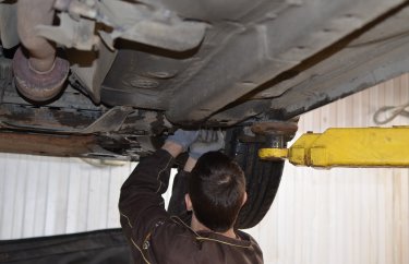 Проверка состояния рулевых тяг Мицубиси Лансер 10