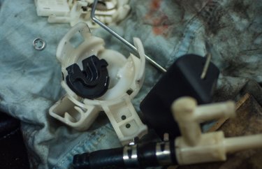 Замена топливного фильтра Митсубиси Грандис (подробные фото и видео)