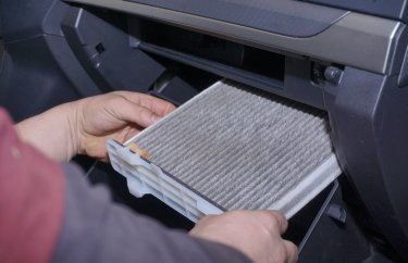 Замена фильтра салона Мицубиси Паджеро 4