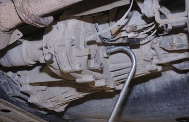 Замена масла в раздаточной коробке Мицубиси Паджеро 4