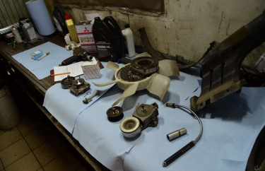 Снятые запчасти для доступа к ремню.